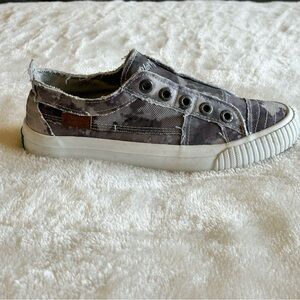 Blowfish Malibu Women’s Slip-on Sneaker SZ 7 Purple/Gray Camo